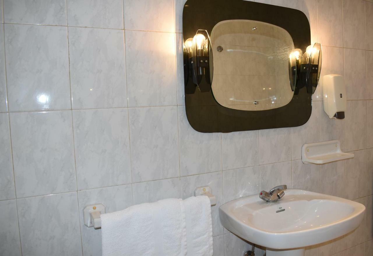 Hostal Oviedo Hotel Leon Bagian luar foto